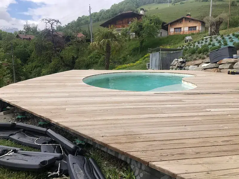 Terrasse bois autour d’une piscine avec vue sur la montagne, réalisée par Défi Bois